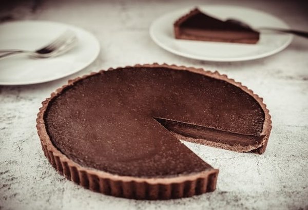 How to Make a Flawless Salted Caramel Chocolate Tart with a Shortbread Crust?